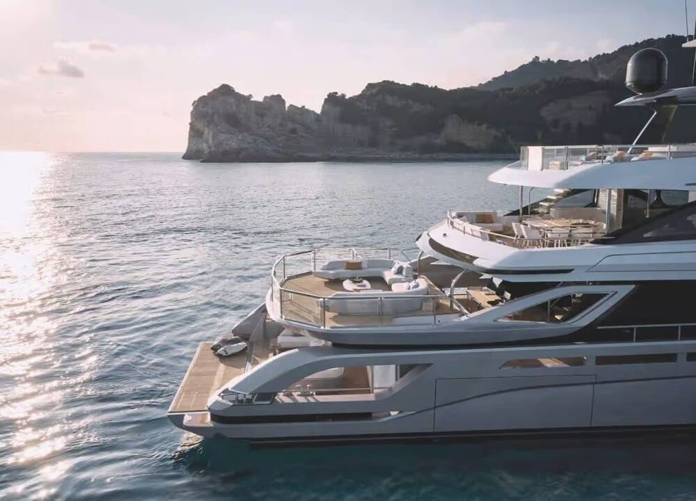 Azimut Grande Trideck: Three Decks + One