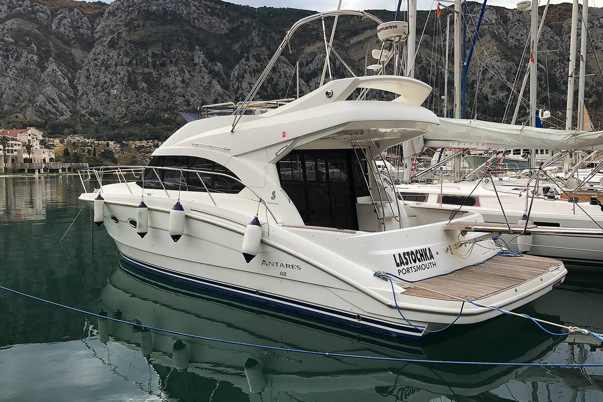 Экстерьер Beneteau 42 Fly