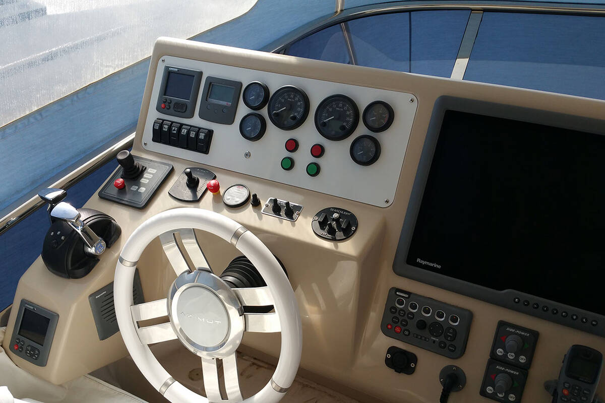 Steuerstand auf der Flybridge