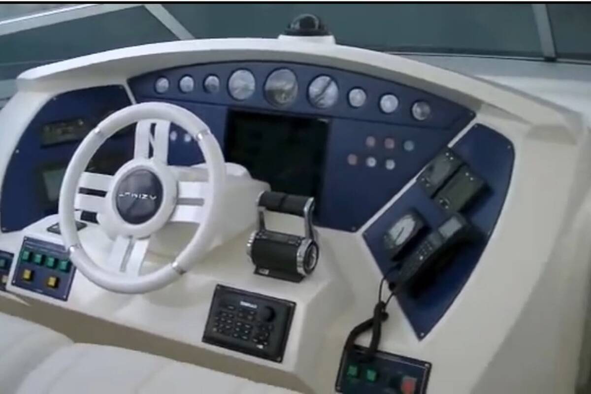 Steuerstand auf der Flybridge