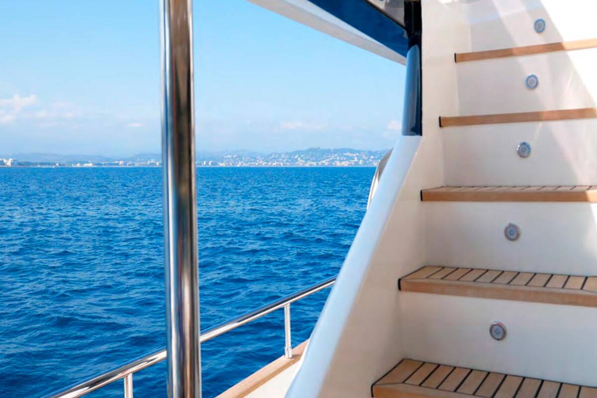 Ступени на флайбридж M/Y LADY AMANDA