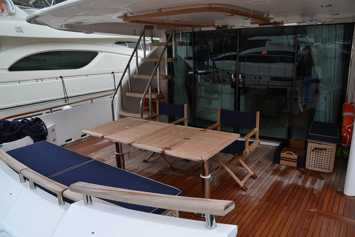 Кокпит Fairline Squadron 78 (2011)