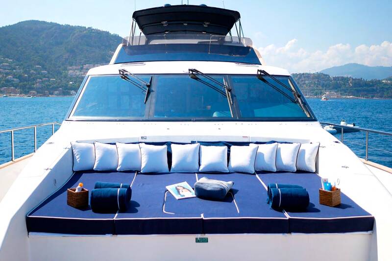 Зона отдыха в носовой части M/Y LADY AMANDA