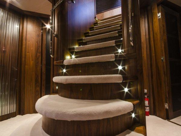 Лестница на нижнюю палубу
