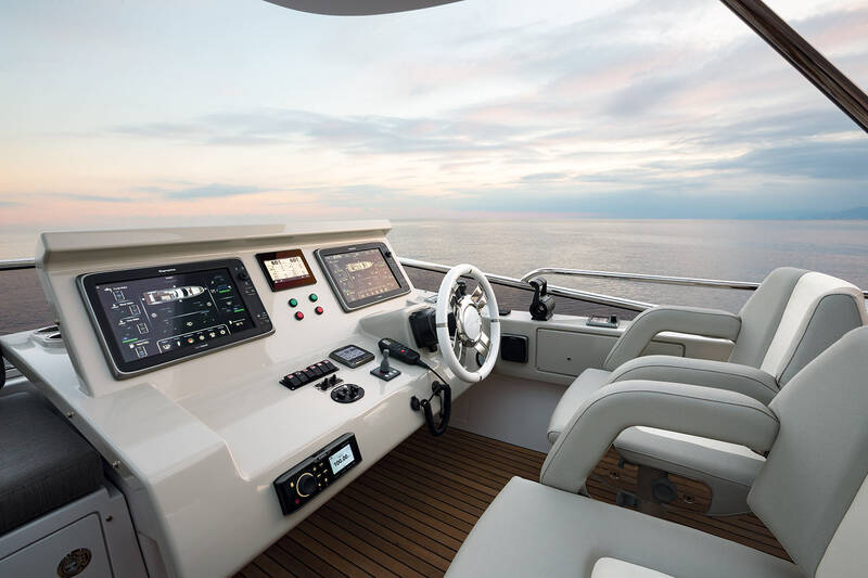 Steuerstand auf der Flybridge
