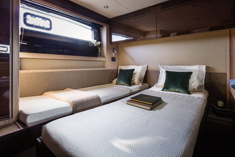 Das ausziehbare Bett in der VIP-Kabine 