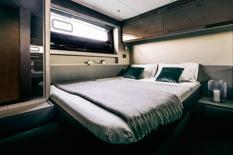 Das ausziehbare Bett in der VIP-Kabine 