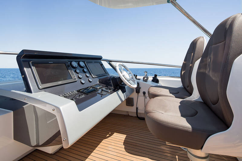 Steuerstand auf der Flybridge