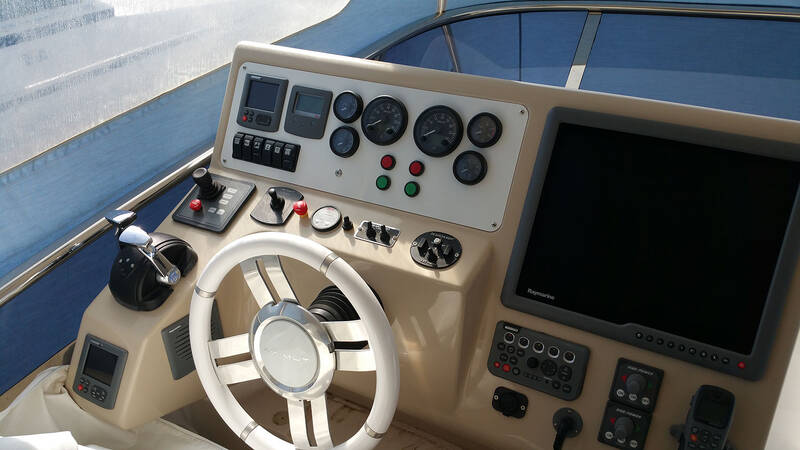 Steuerstand auf der Flybridge