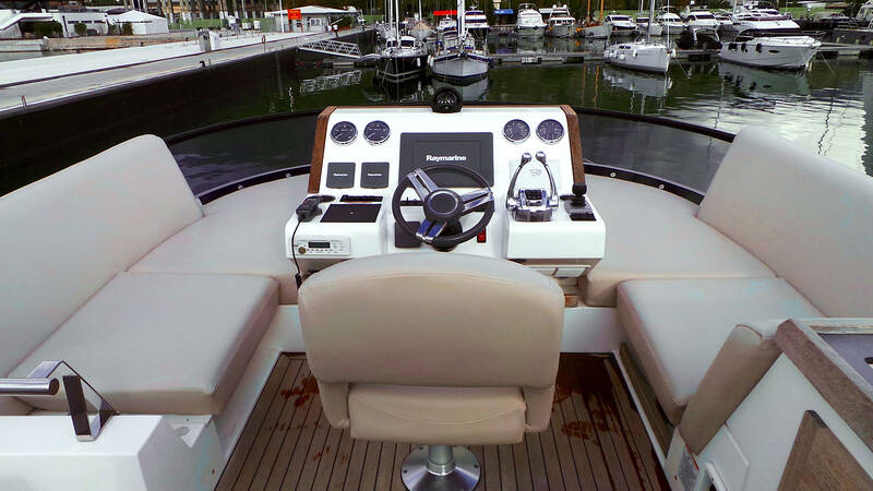 Steuerstand auf der Flybridge