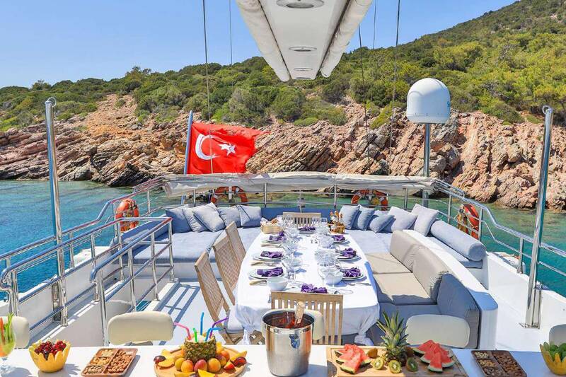 Обеденная зона на палубе
