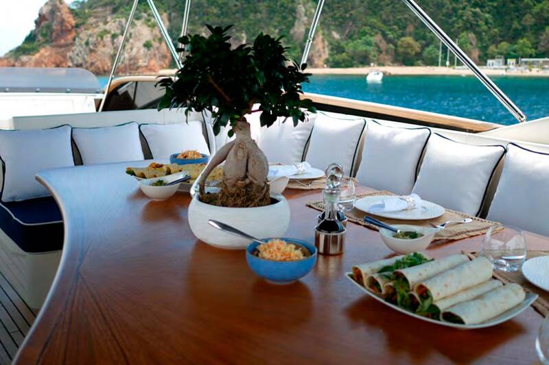 Обеденная зона на флайбридже M/Y LADY AMANDA