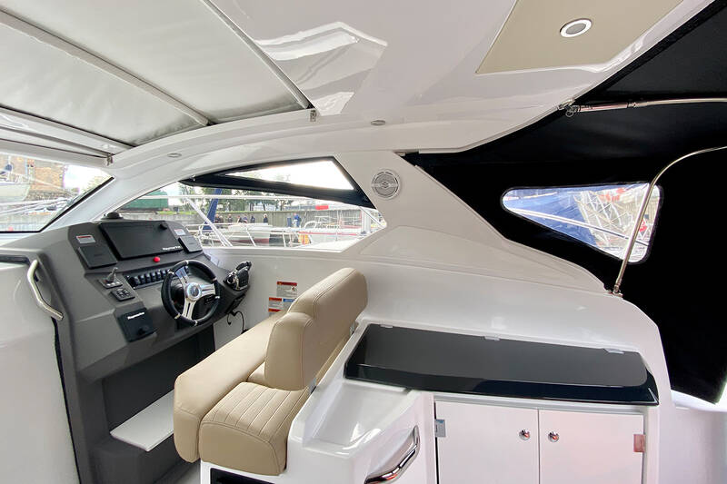 Пост управления и вет бар на главной палубе