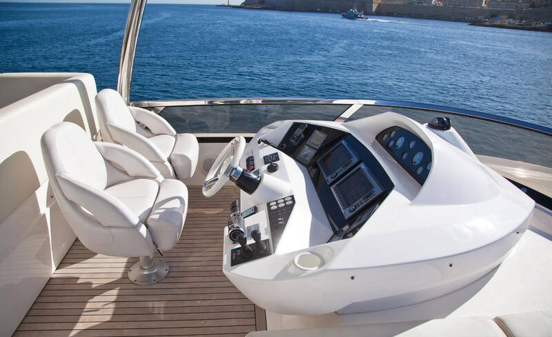 Steuerstand auf der Flybridge