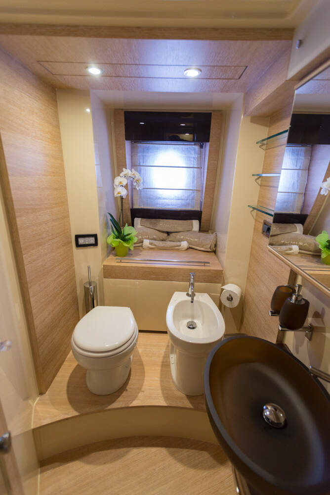 Санузел мастер каюты яхты TIGRESA