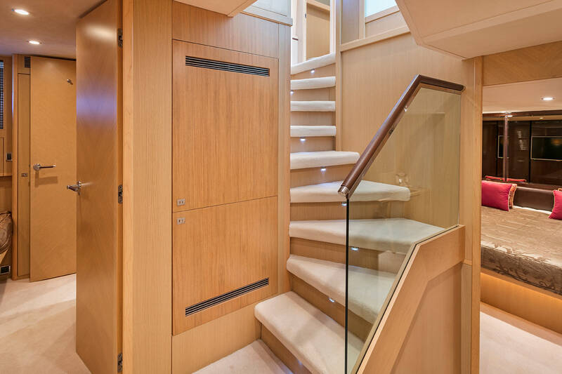Treppe zum unteren Deck