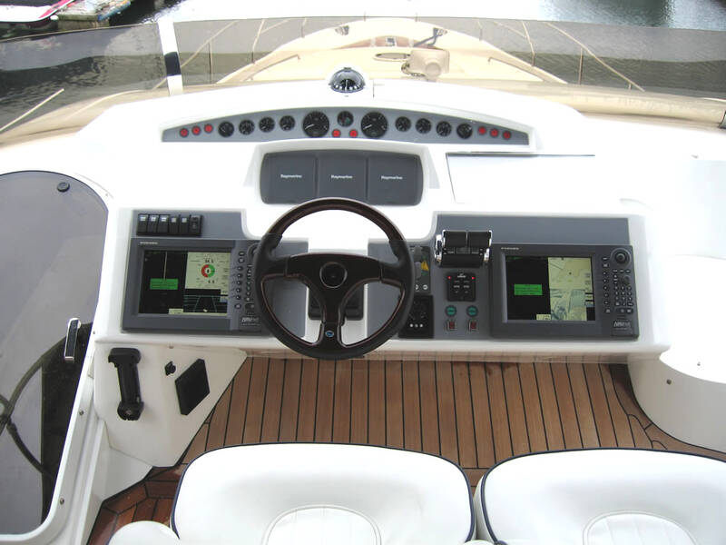 Пост управления на флайбридже Princess 67 (2007)